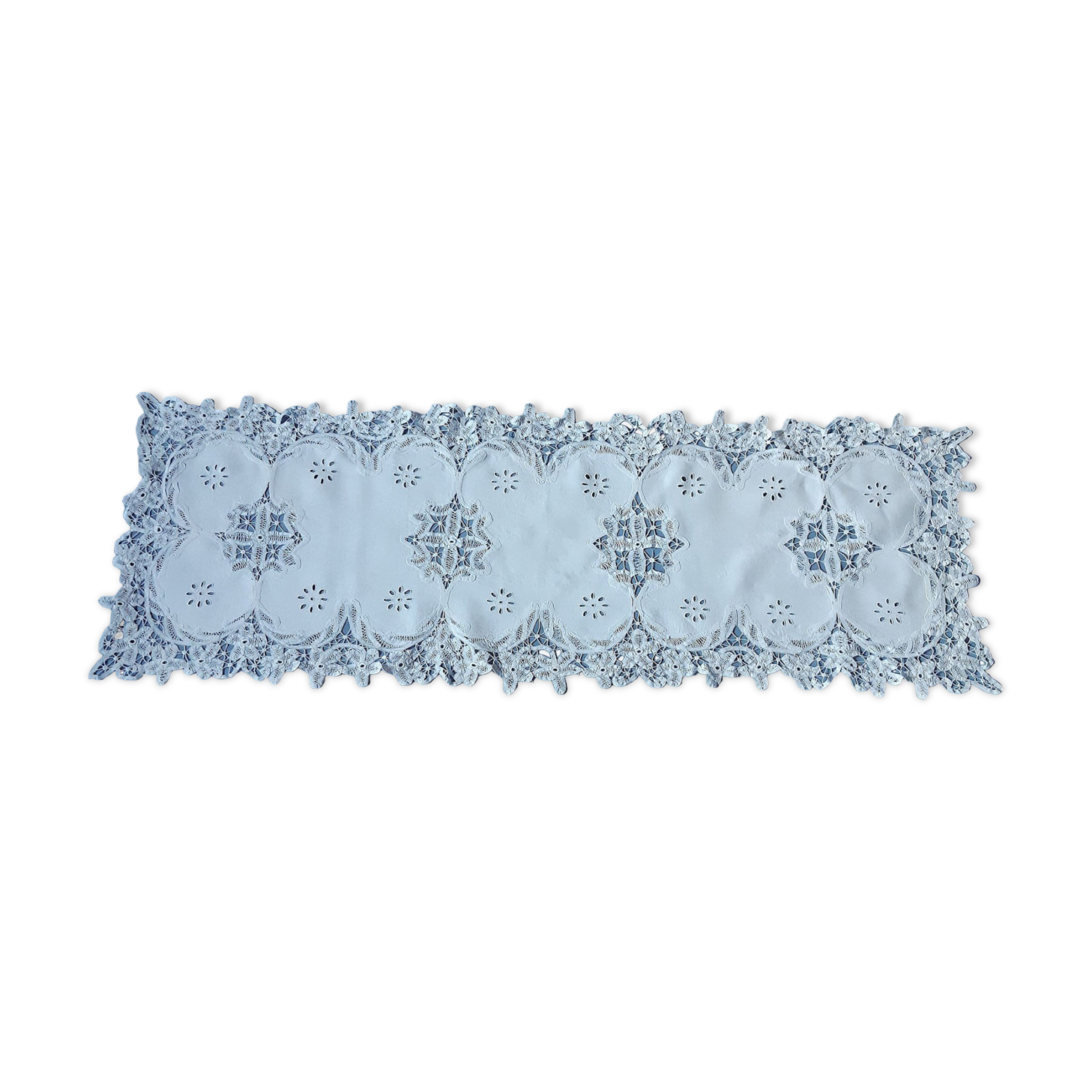 Long centerpiece in luxury lace