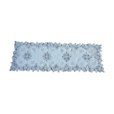 Long centerpiece in luxury lace