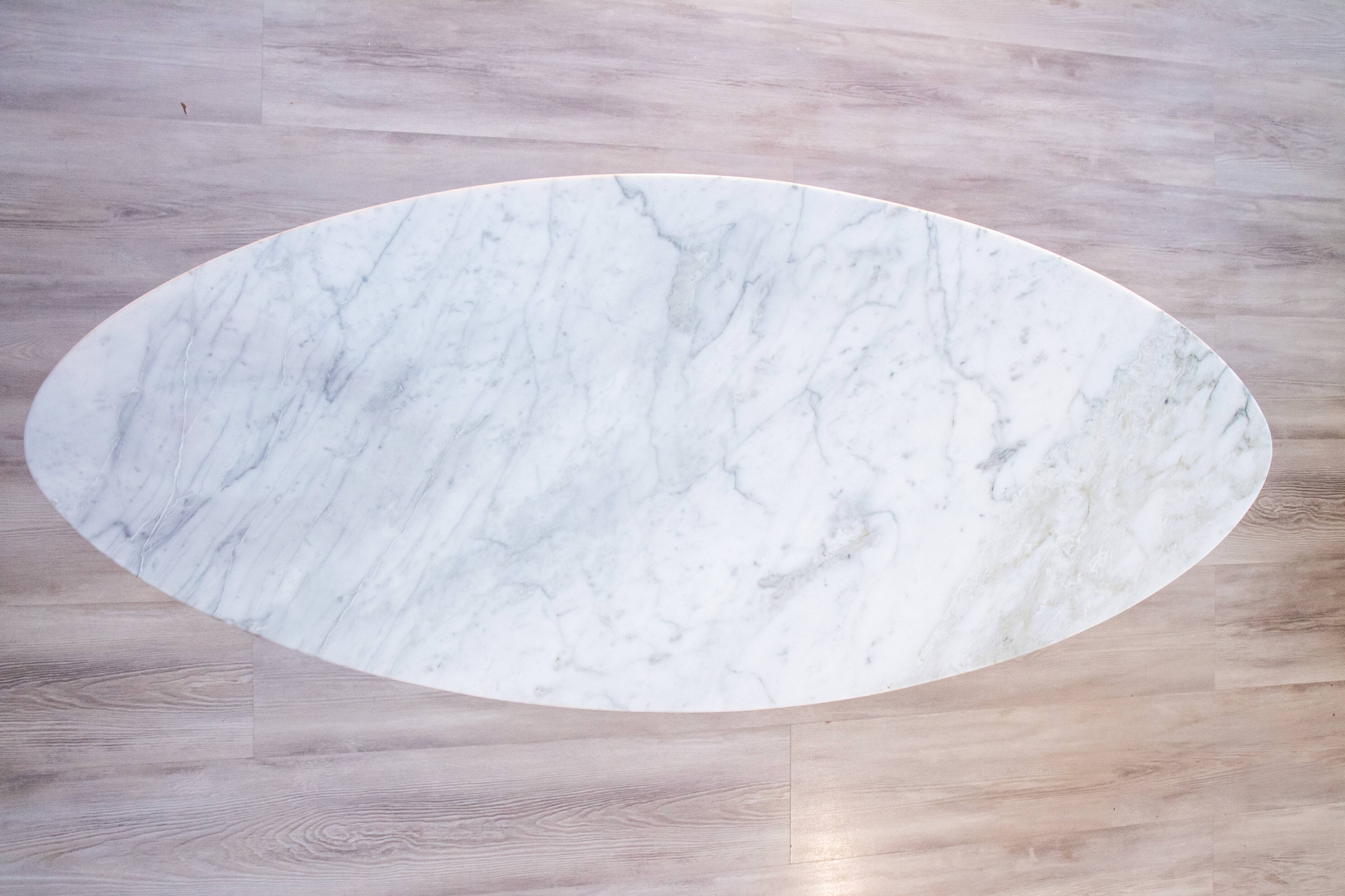 Table basse Hugues Poignant, teck et marbre, 1950-60