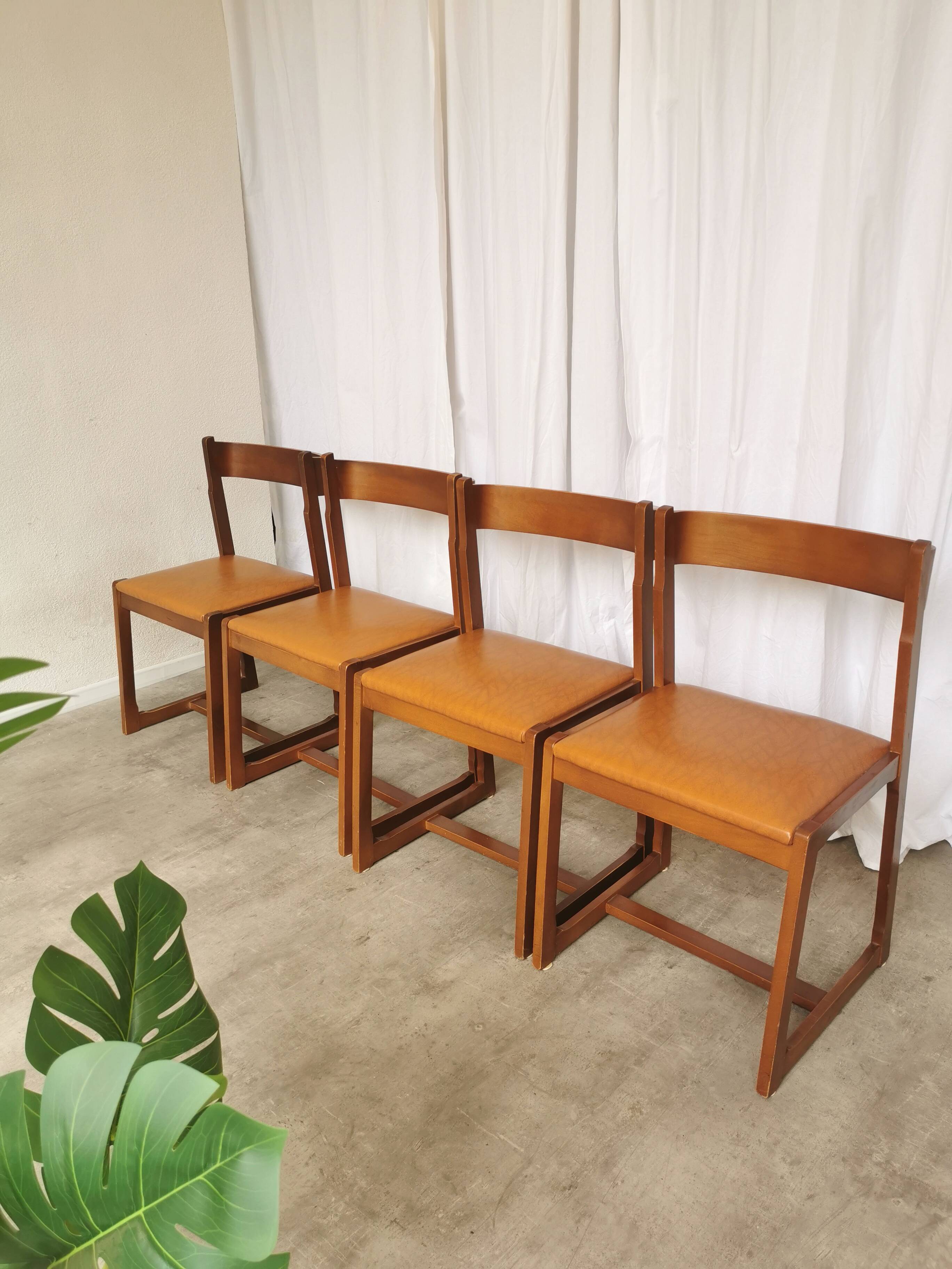 Lot de 4 chaises de salle à manger vintage / design sculptural en bois des années 70, cuir marron
