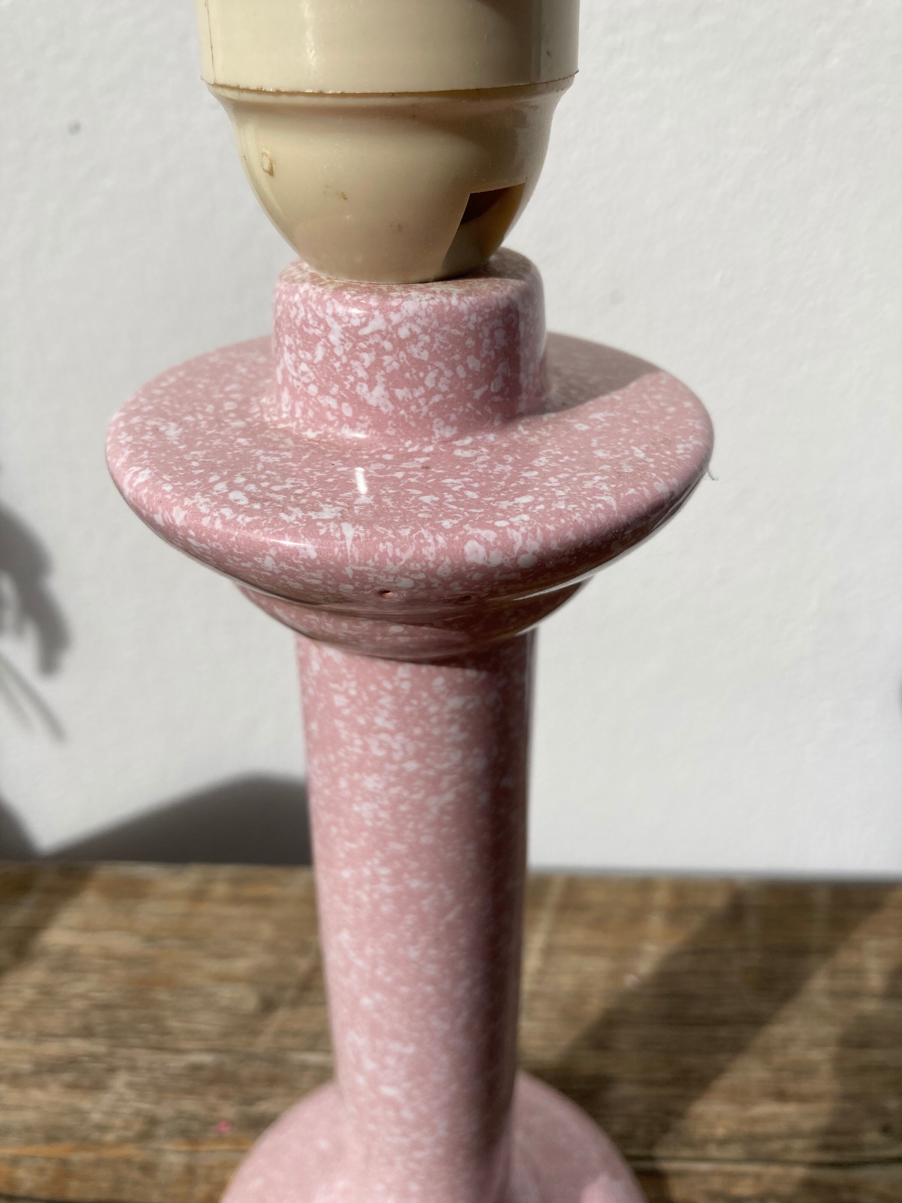 Lampe de chevet rose 1980 moucheté blanc abat jour plissé vert