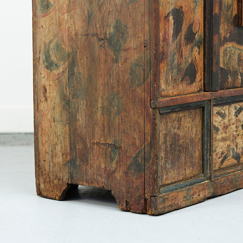 Cabinet de mariage peint en art populaire du XVIIIe siècle