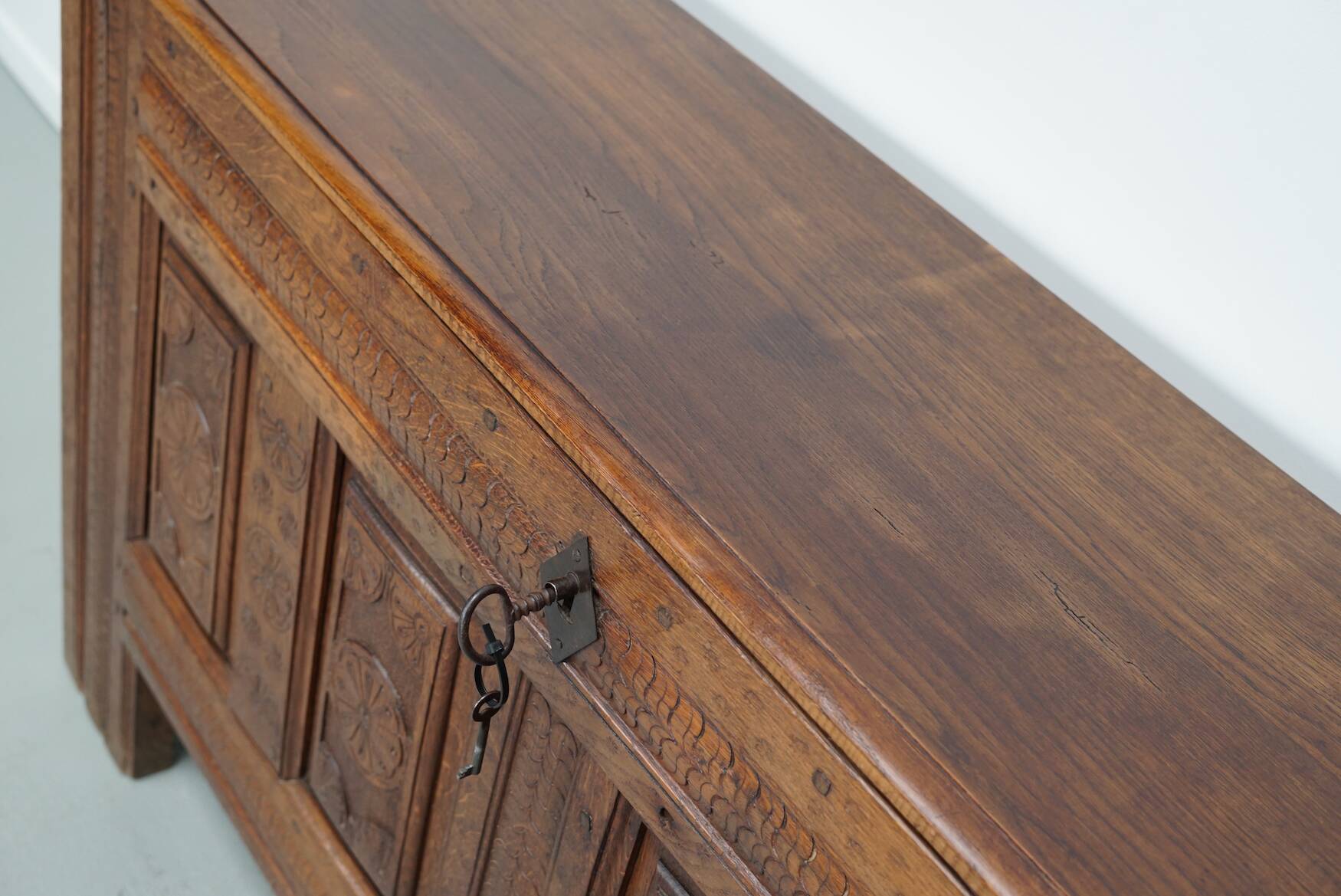 Commode / table d'appoint en chêne sculpté hollandais du milieu du XVIIIe siècle