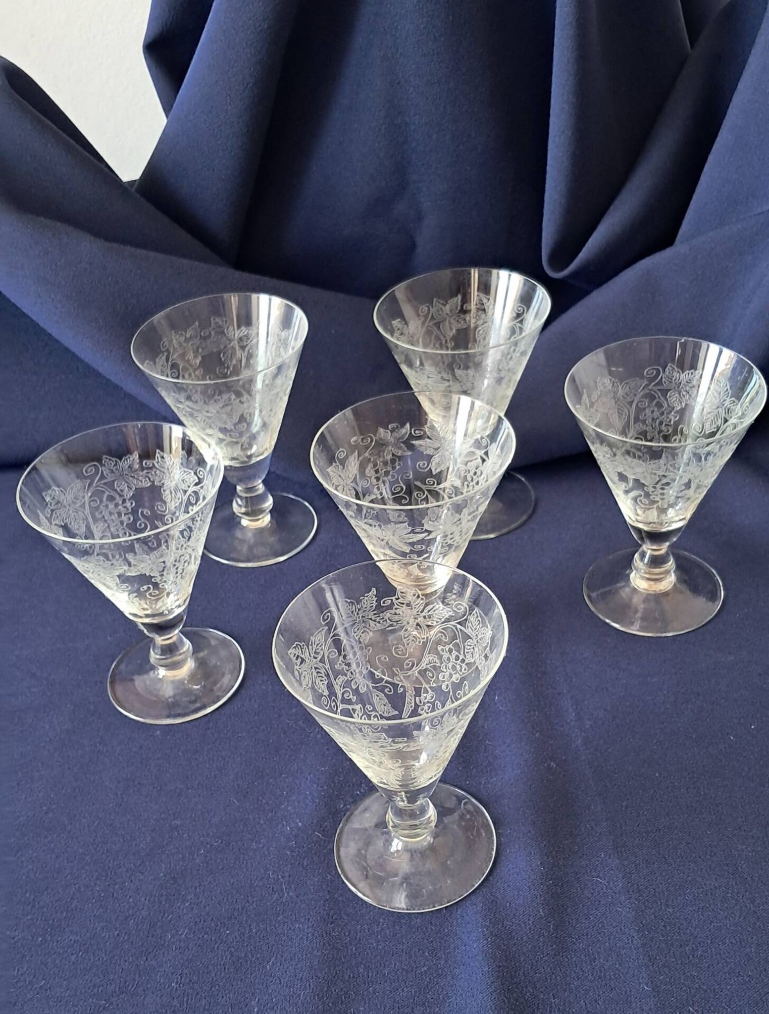 6 small stemmed glasses in the shape of a chalice, engraved decoration. Art Deco period.