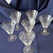 6 small stemmed glasses in the shape of a chalice, engraved decoration. Art Deco period.