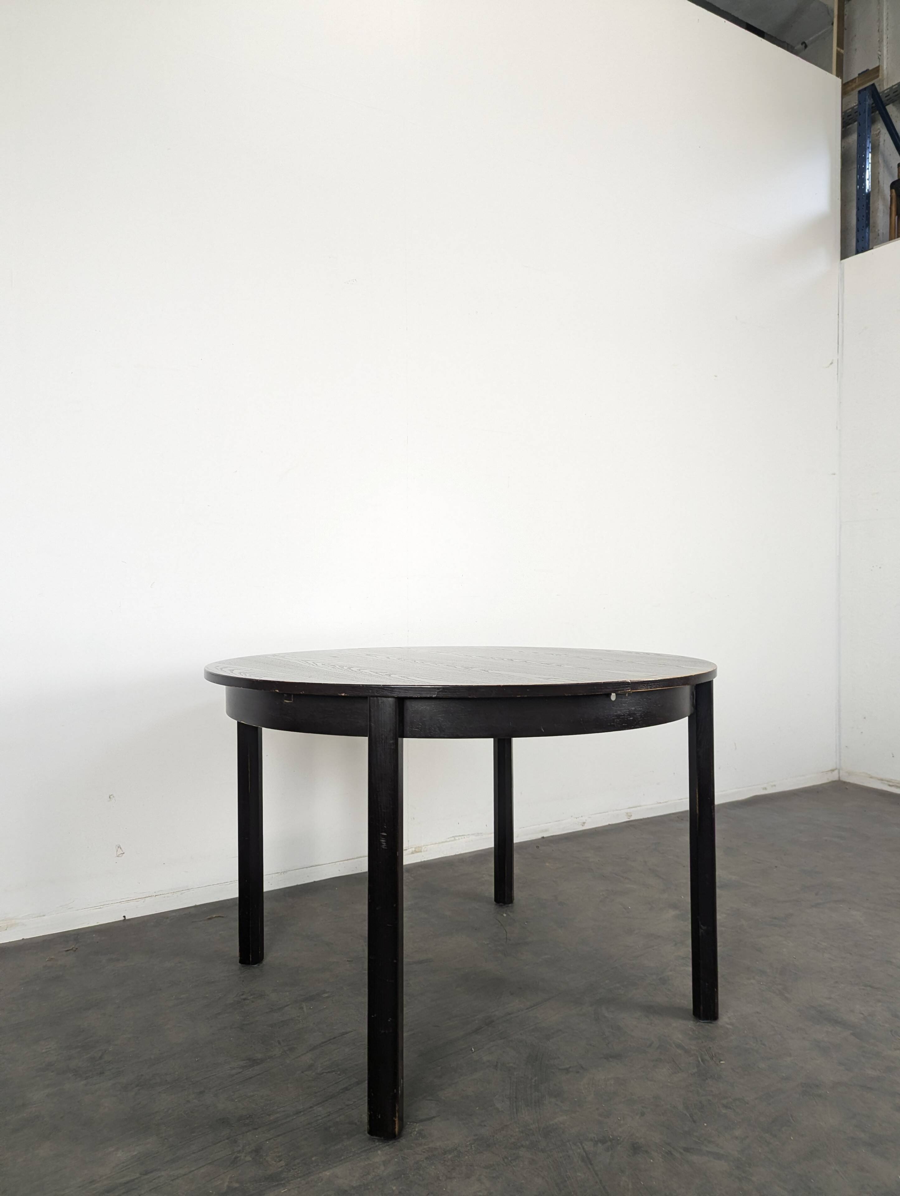 Table moderne teinté noir en chêne