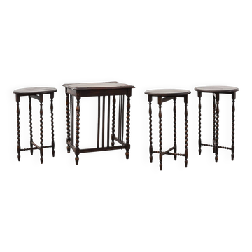 Ensemble de quatre tables gigognes en chêne à torsades, Angleterre, vers 1900.