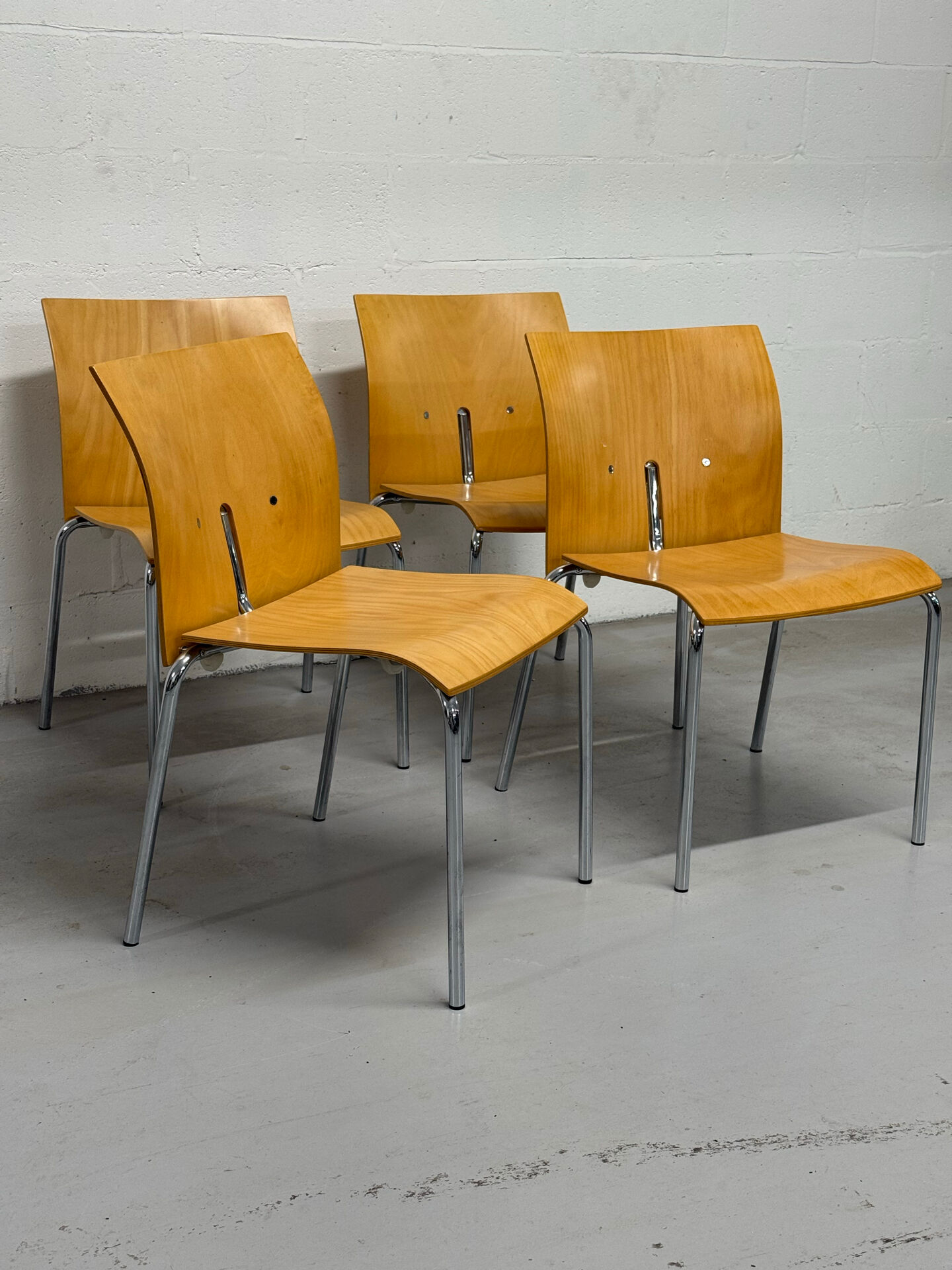 Ensemble de 4 chaises empilables vintage — Contreplaqué moulé et chrome, 199