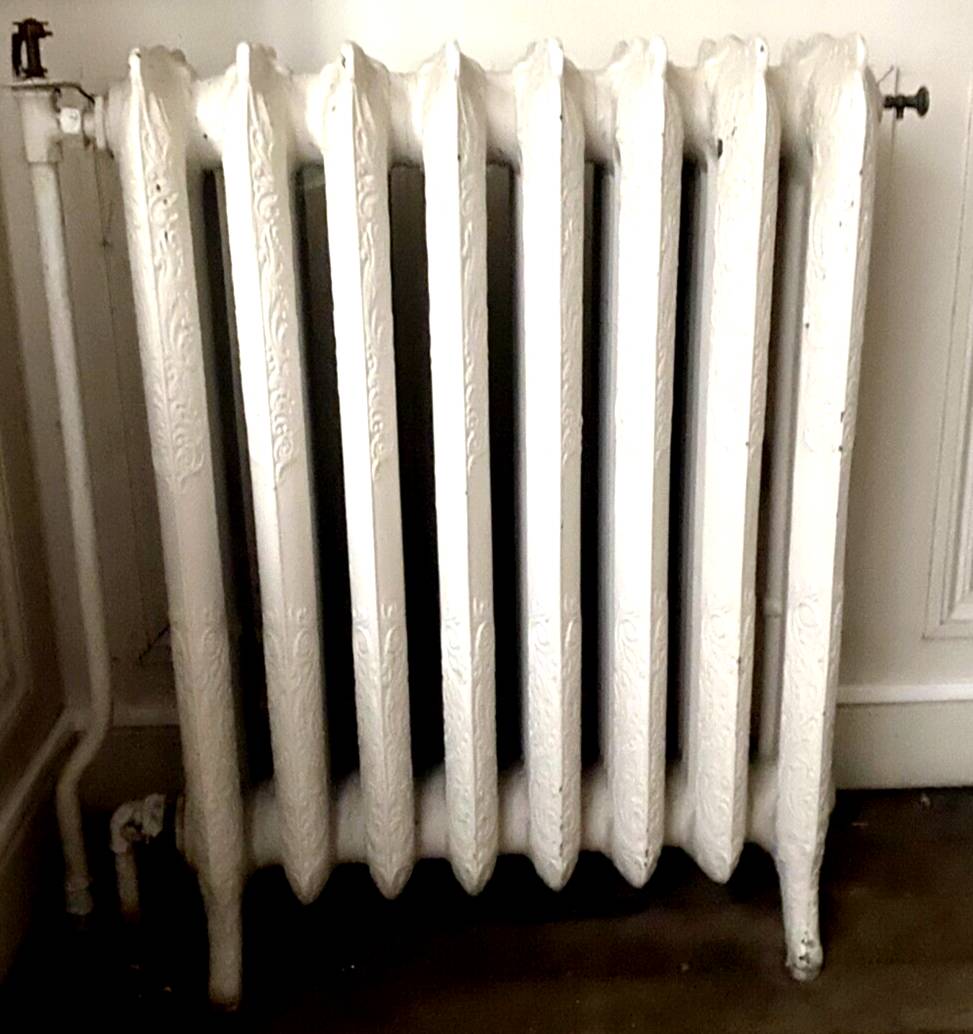 Radiateur ancien sur pieds à huit lames fleuries en fonte de fer XX siècle