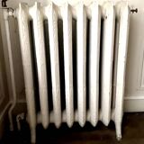 Radiateur ancien sur pieds à huit lames fleuries en fonte de fer XX siècle