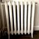 Radiateur ancien sur pieds à huit lames fleuries en fonte de fer XX siècle