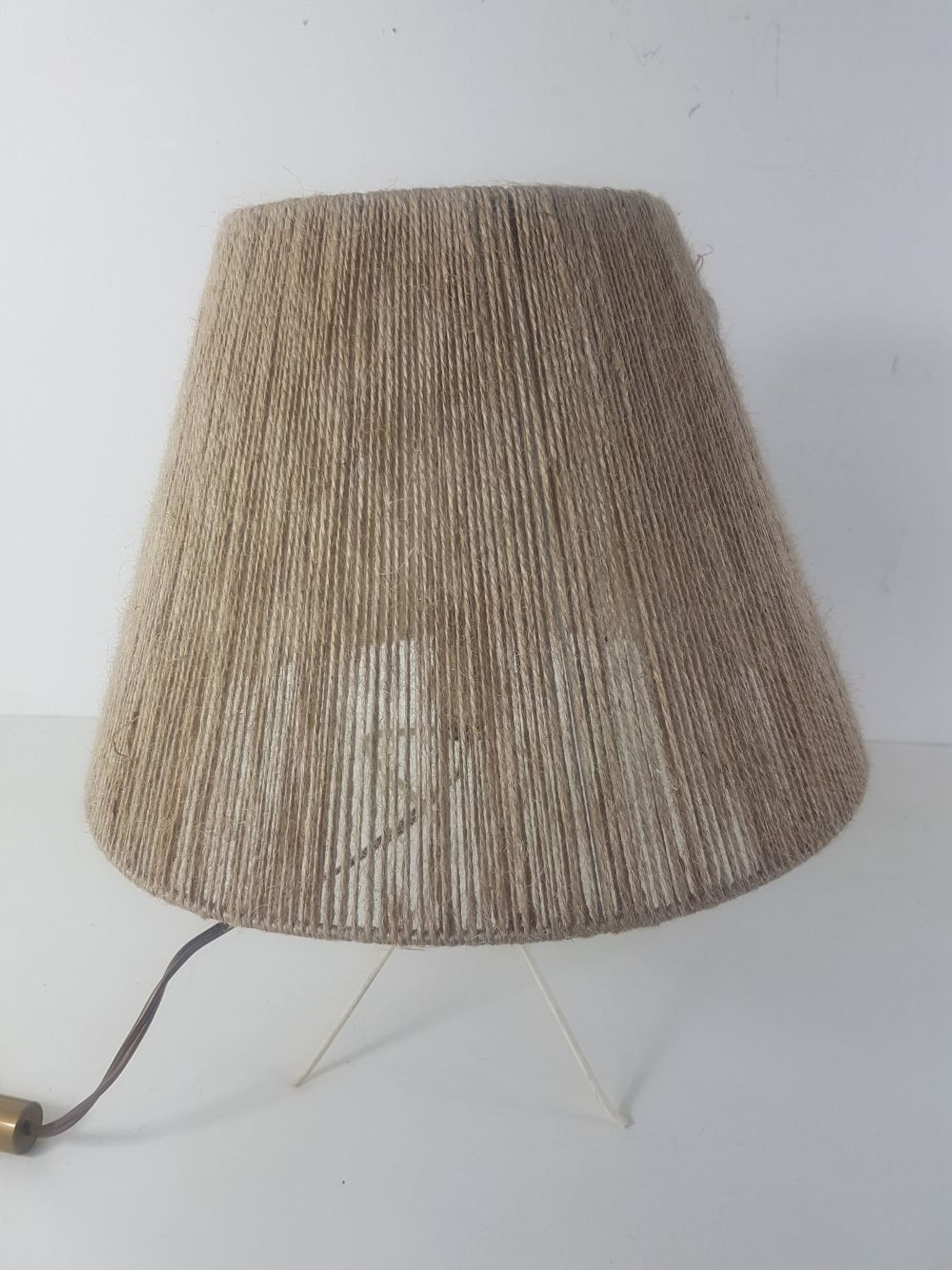 Tripod lamp 60s