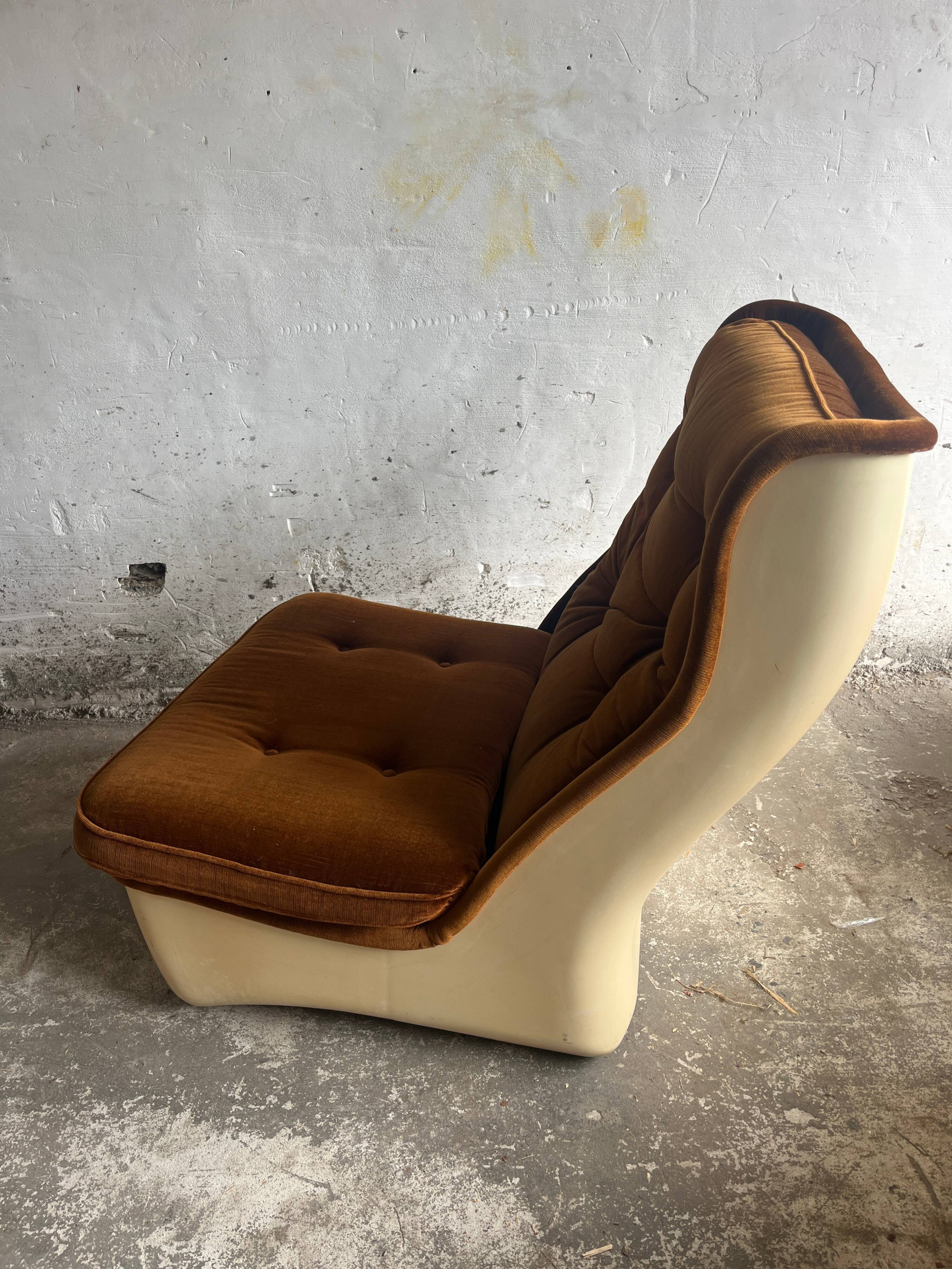 Canapé modulable 4 places Airborne années 1970 — Coussins en velours marron et coque en ABS crème