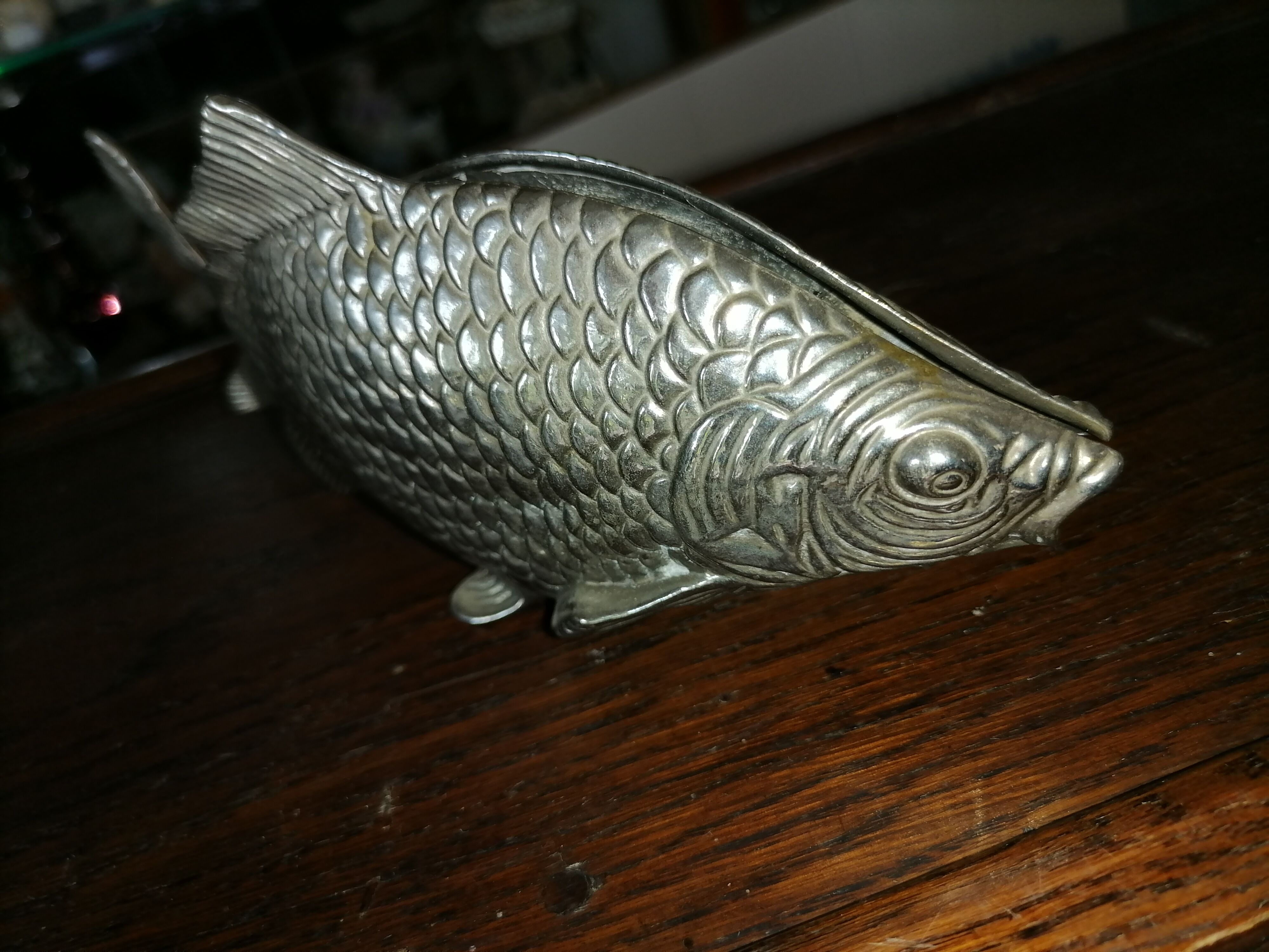 Fish silver towel rack