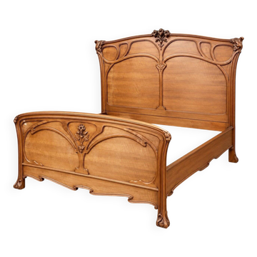 Double bed from the Art Nouveau period – Carved mahogany – Relief flowers