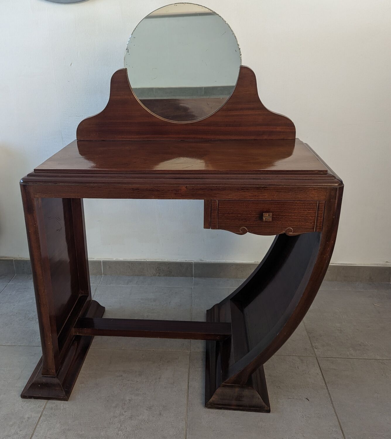 Hairdresser art deco liner