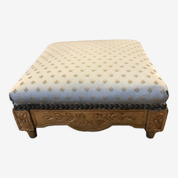 Repose pied style louis xvi en bois dore a la feuille d'or et tissu en satin