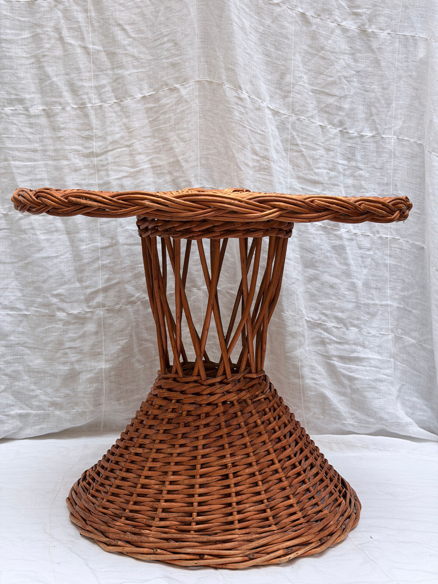 Table d’appoint artisanale vintage en osier tressé