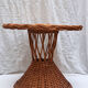 Table d’appoint artisanale vintage en osier tressé