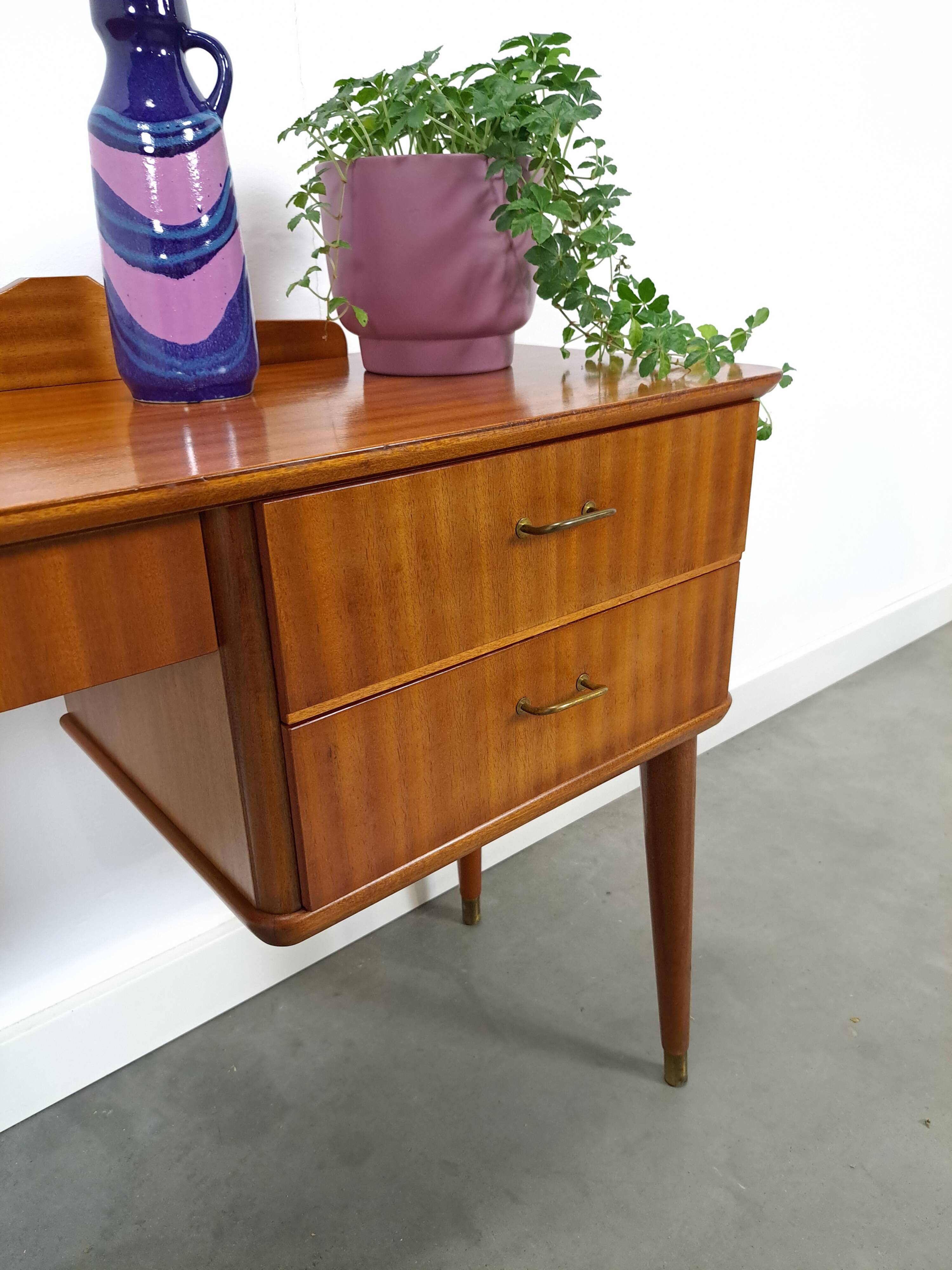 Side table met lades en messing details uit Zweden, kinder bureau