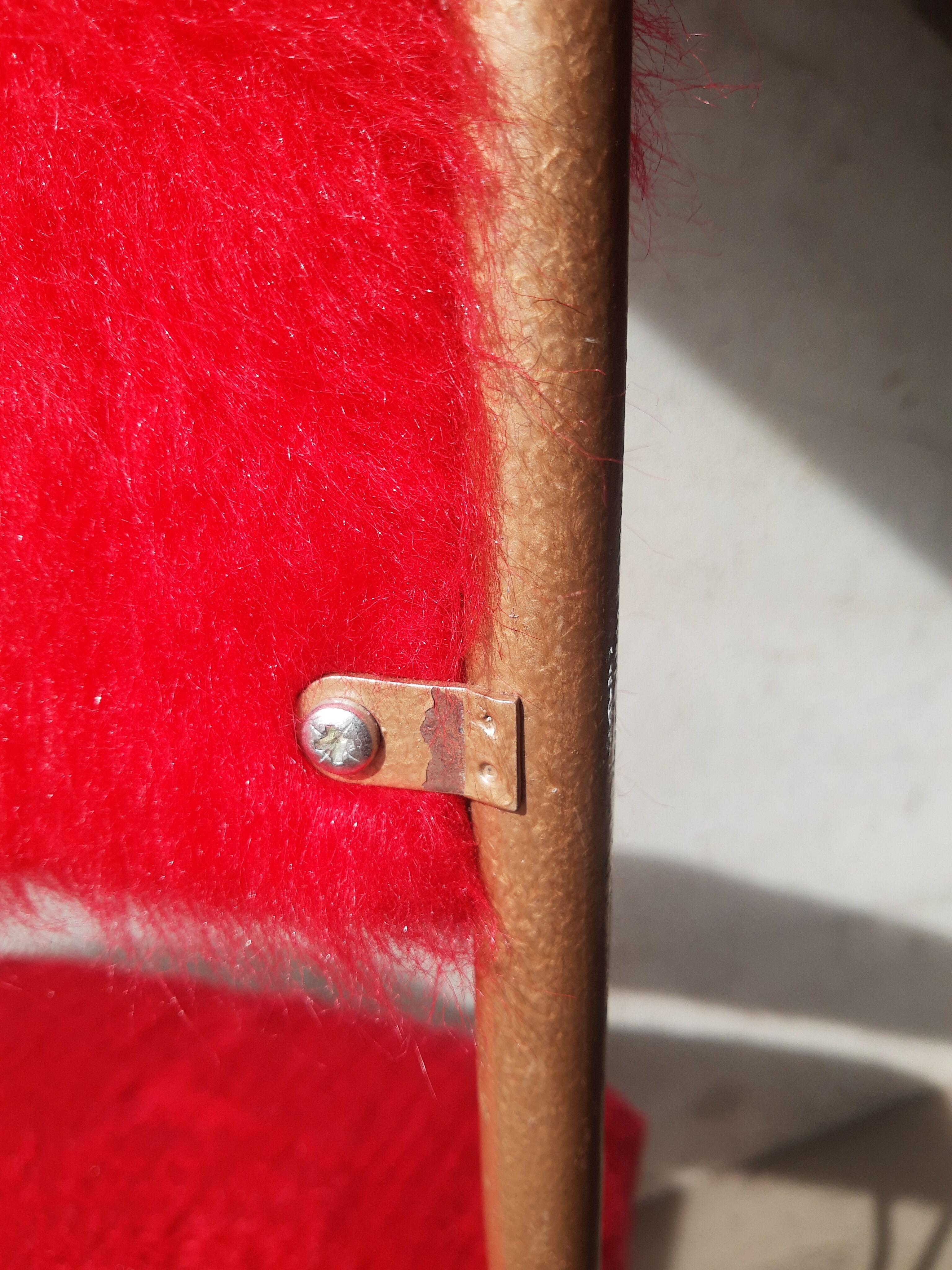 Pair of folding chairs in vintage red moumoute