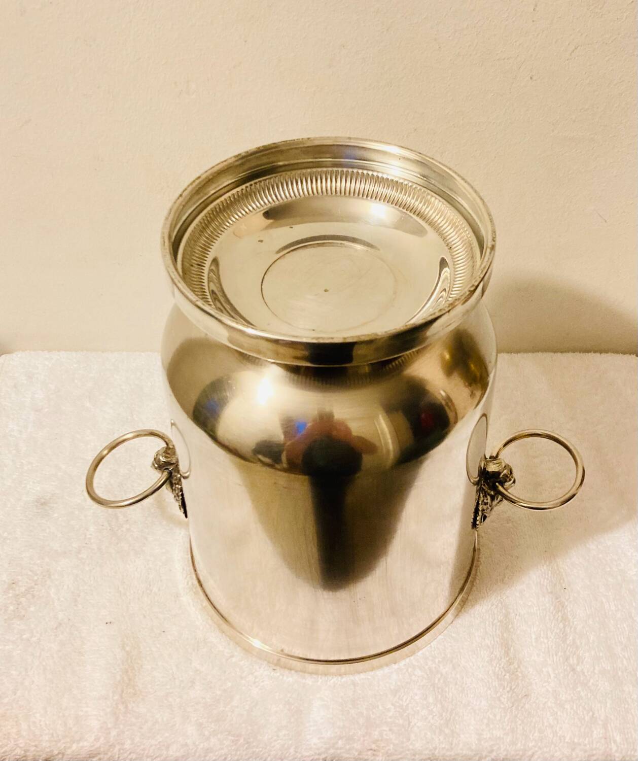 Silver-plated champagne bucket with lion heads from the 20th century, stamped.
