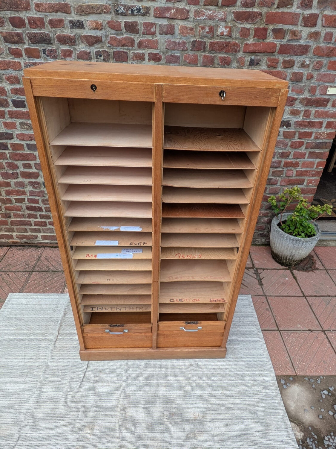 Curtain-top filing cabinet