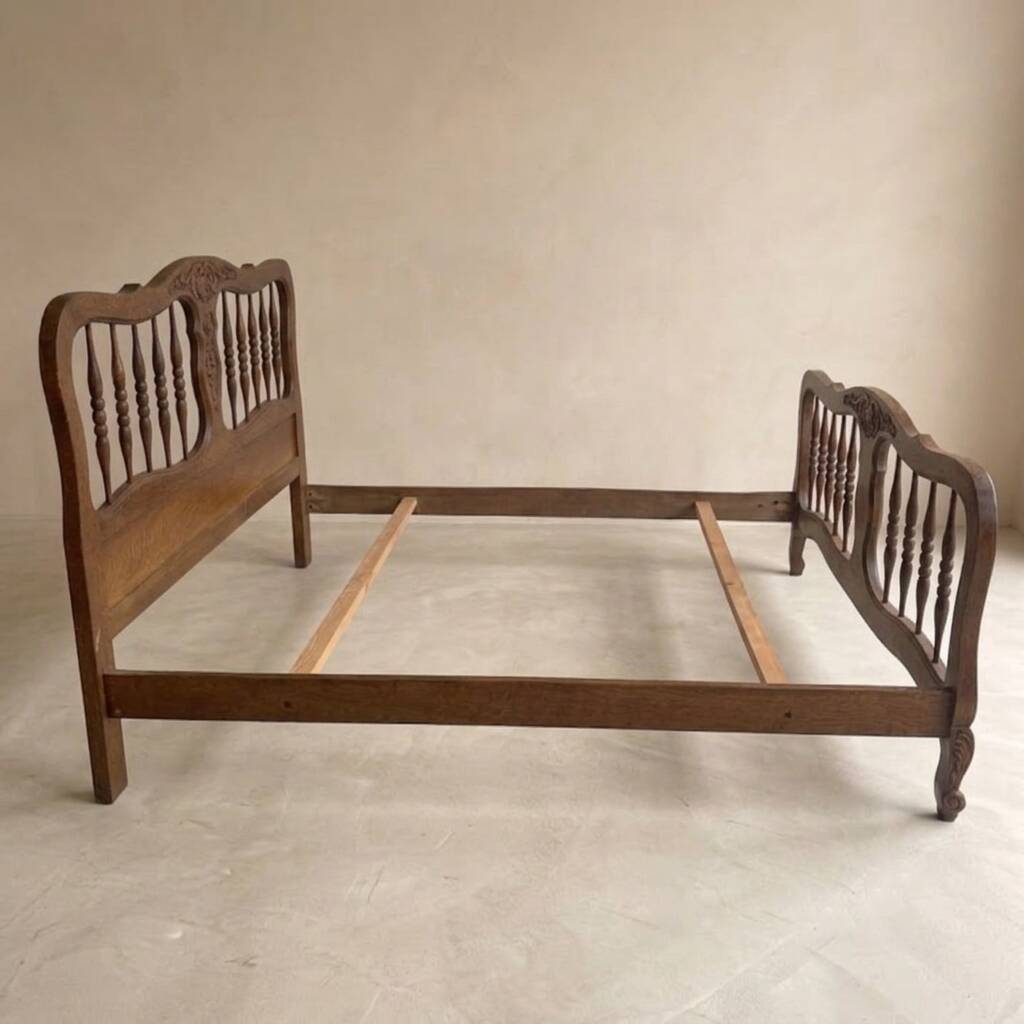 Cadre de lit en bois sculpté vintage, tête de lit et pied de lit ornementaux, première moitié du 20e siècle.