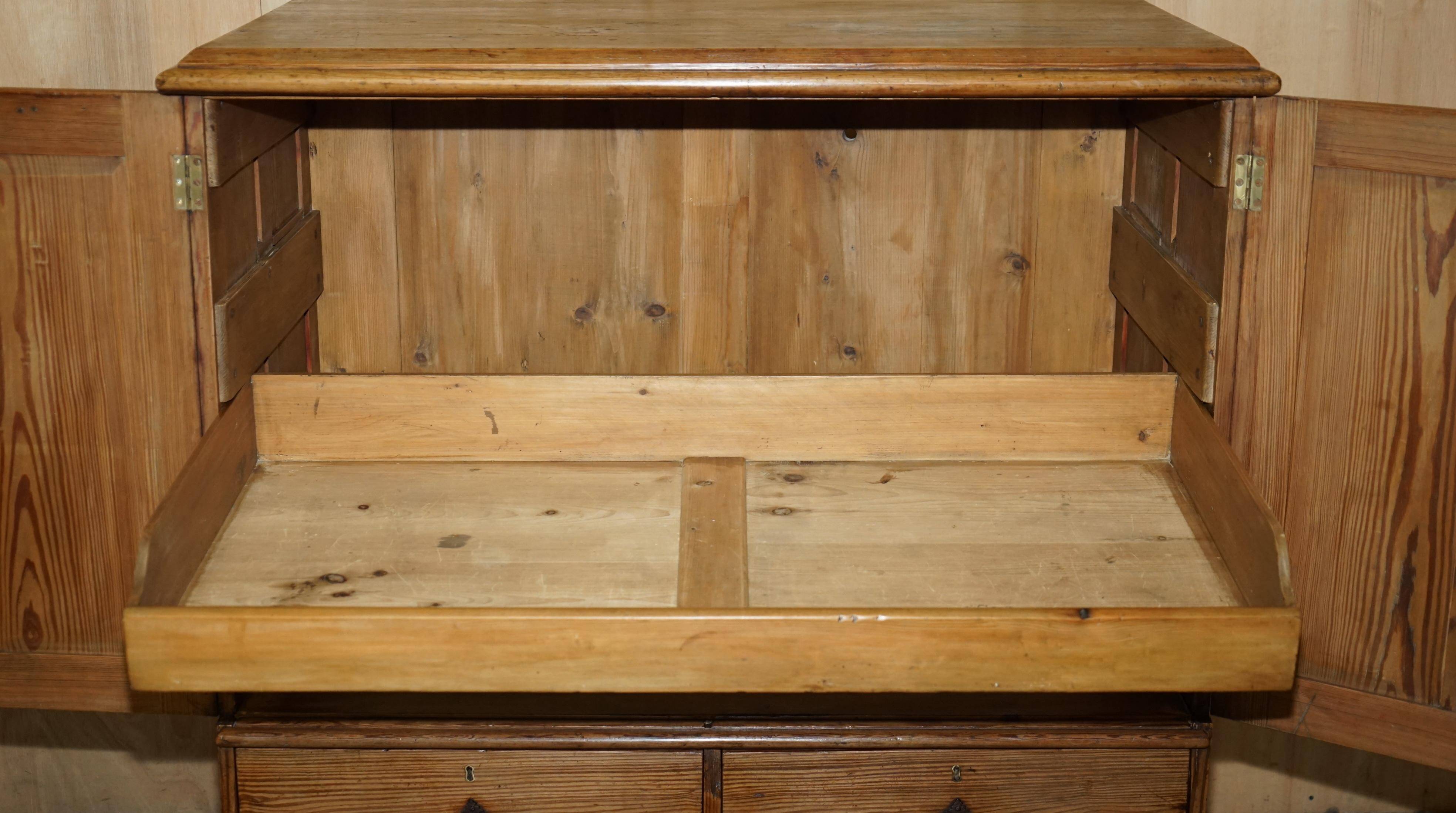 Buffet de gouvernante victorien antique en pin avec étagère coulissante