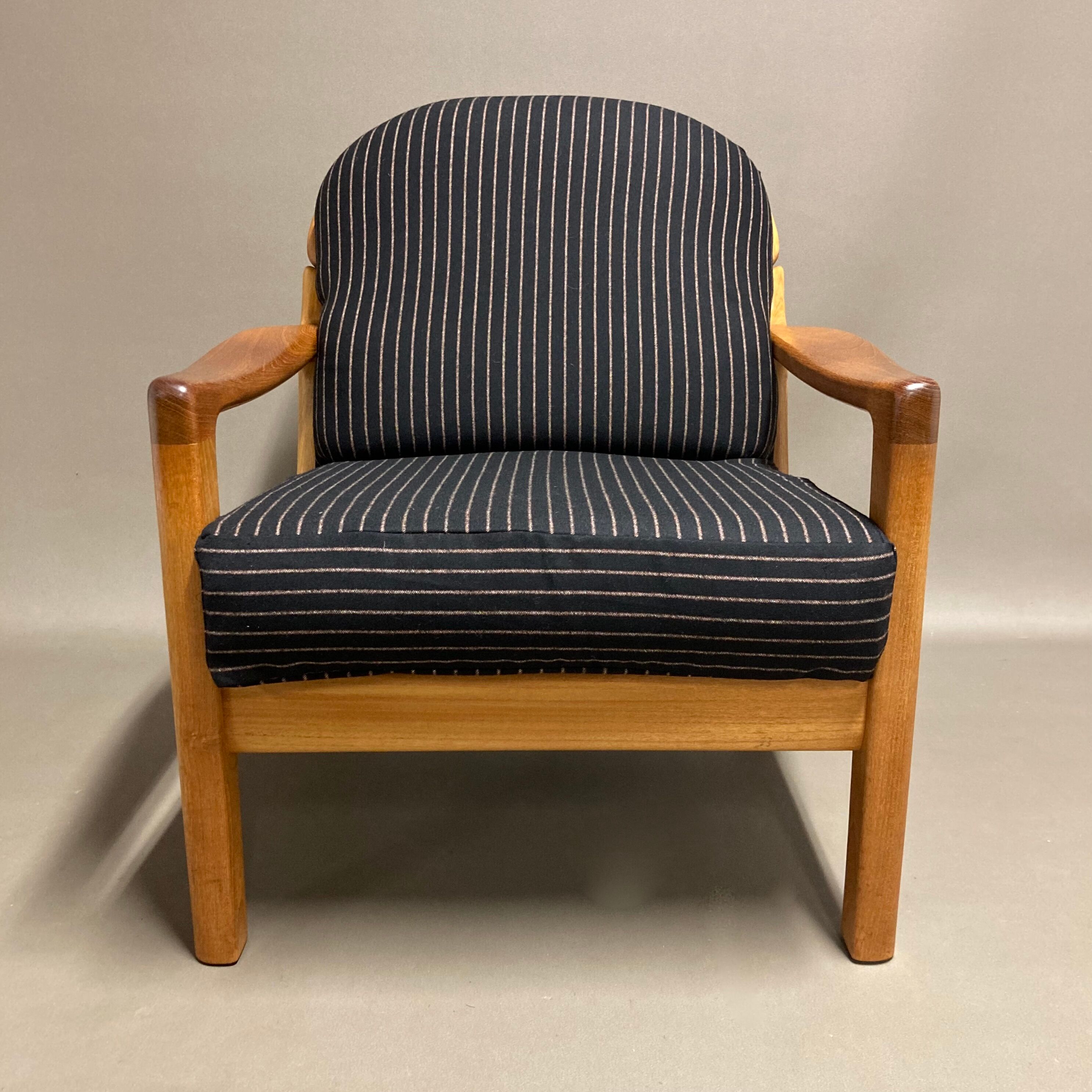 Fauteuil noir 1960 avec son estampille scandinave.