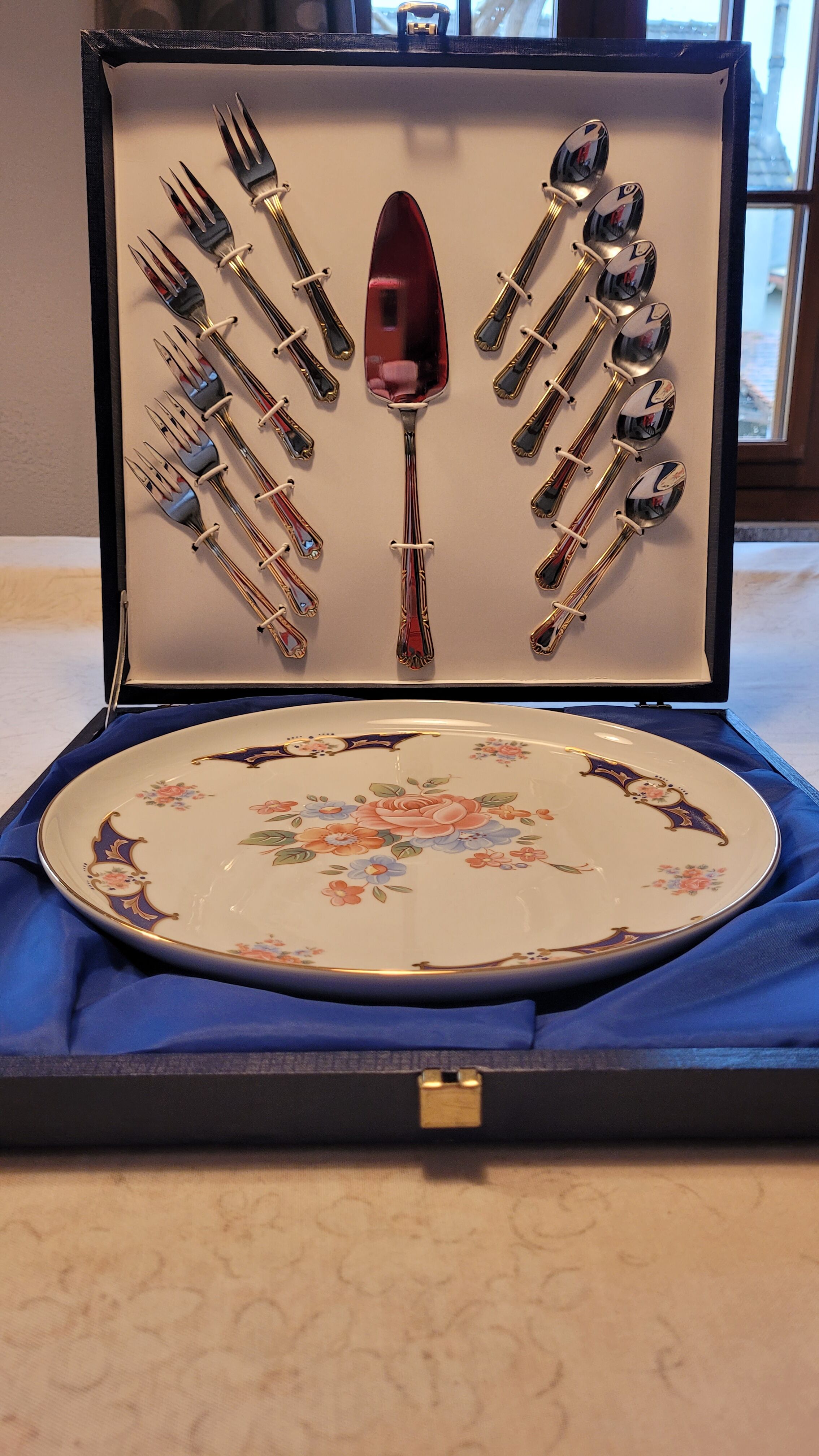 Set pie dish and dessert cutlery