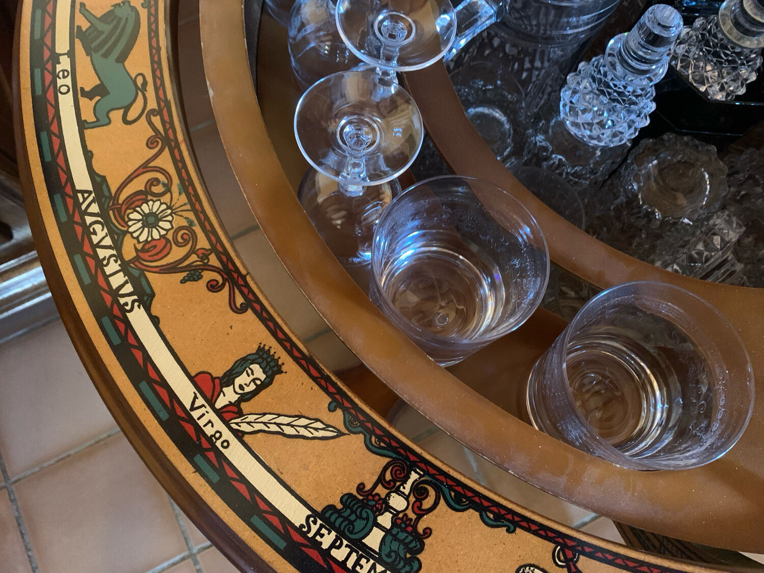 Globe bar vintage en bois – mini bar mappemonde