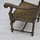 Fauteuil danois à haut dossier des années 1930, en maille, velours et bois de chêne sculpté.