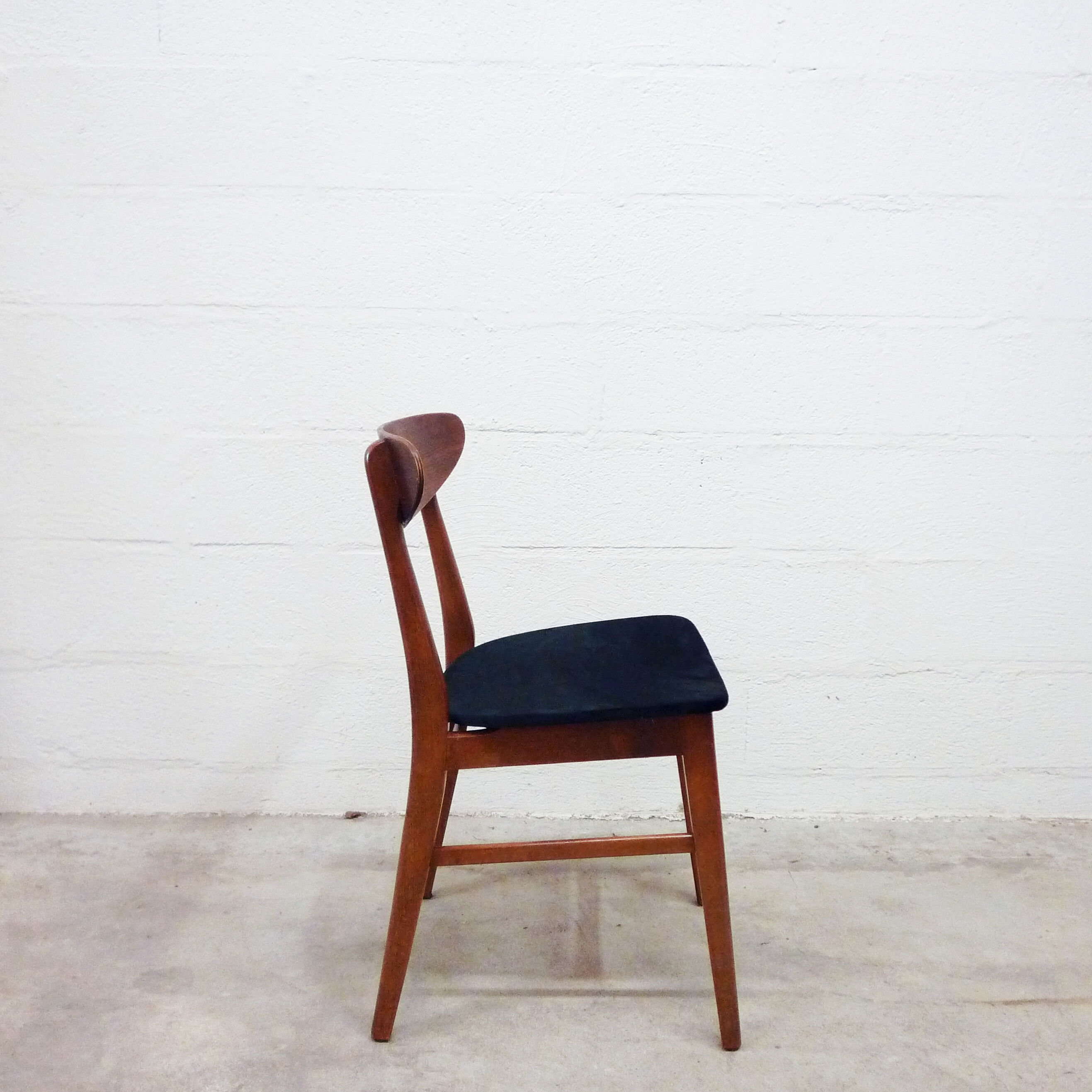 Chaise danoise teck et velours des années 50
