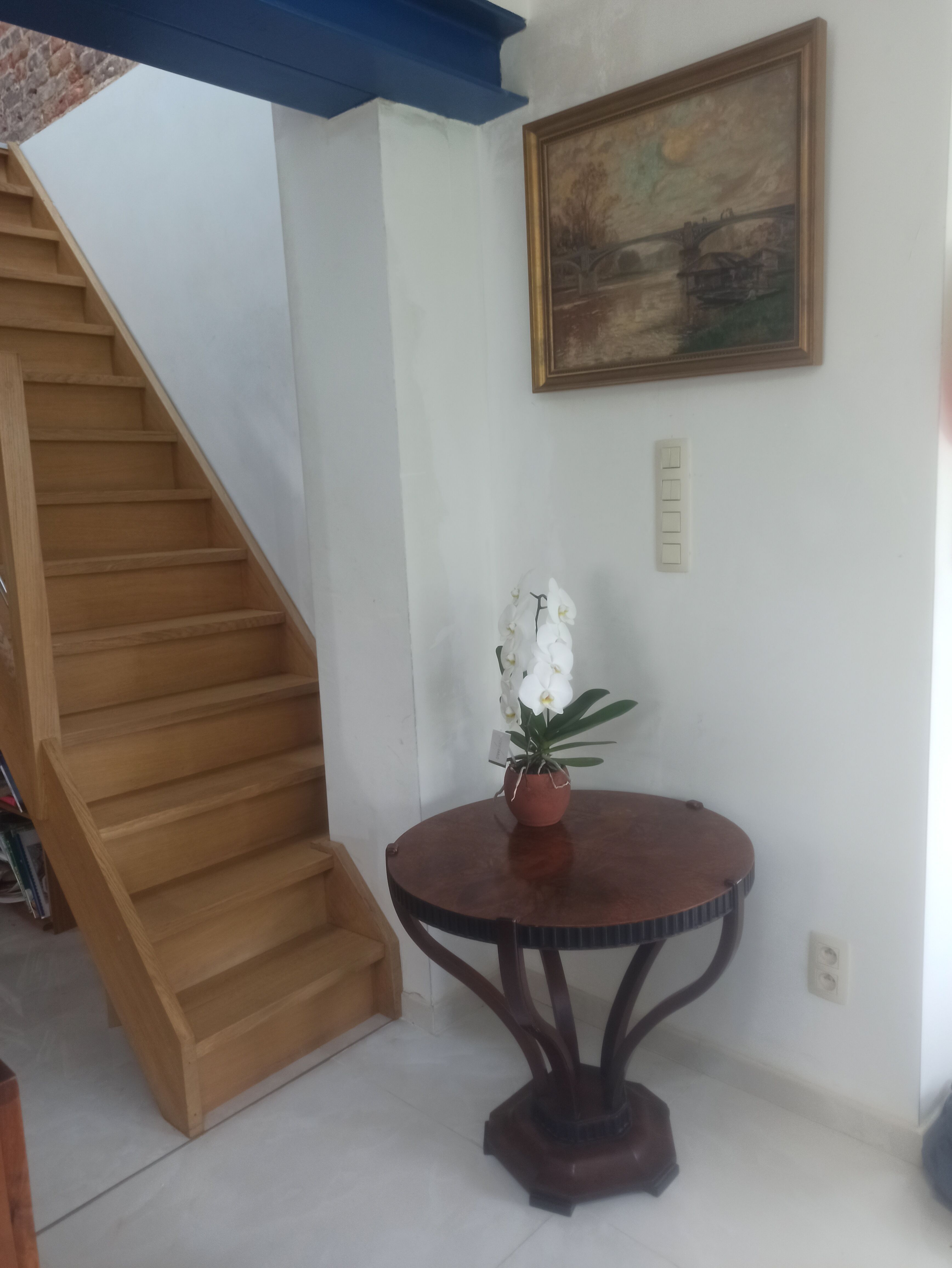 Round table Art Deco mahogany veneer on a tulip-shaped base