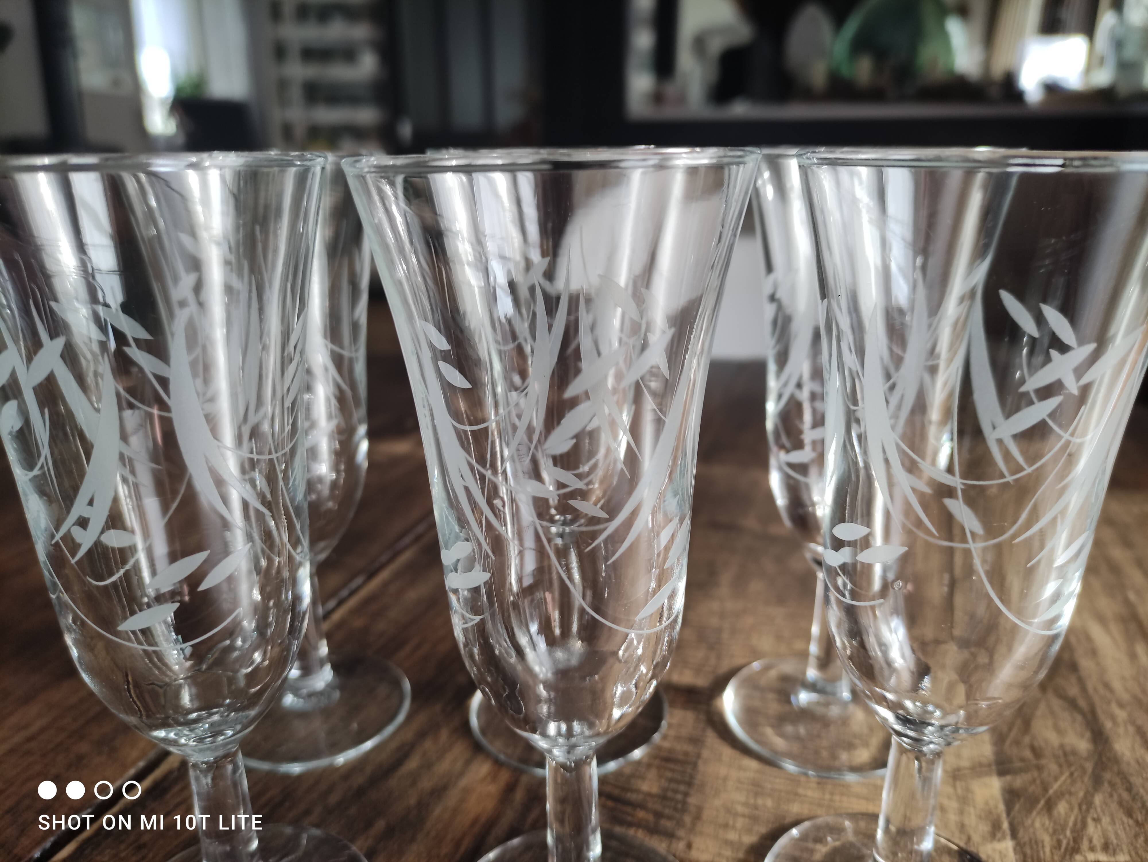 Lot de 6 flûtes à champagne vintage en verre gravé feuillage opaque