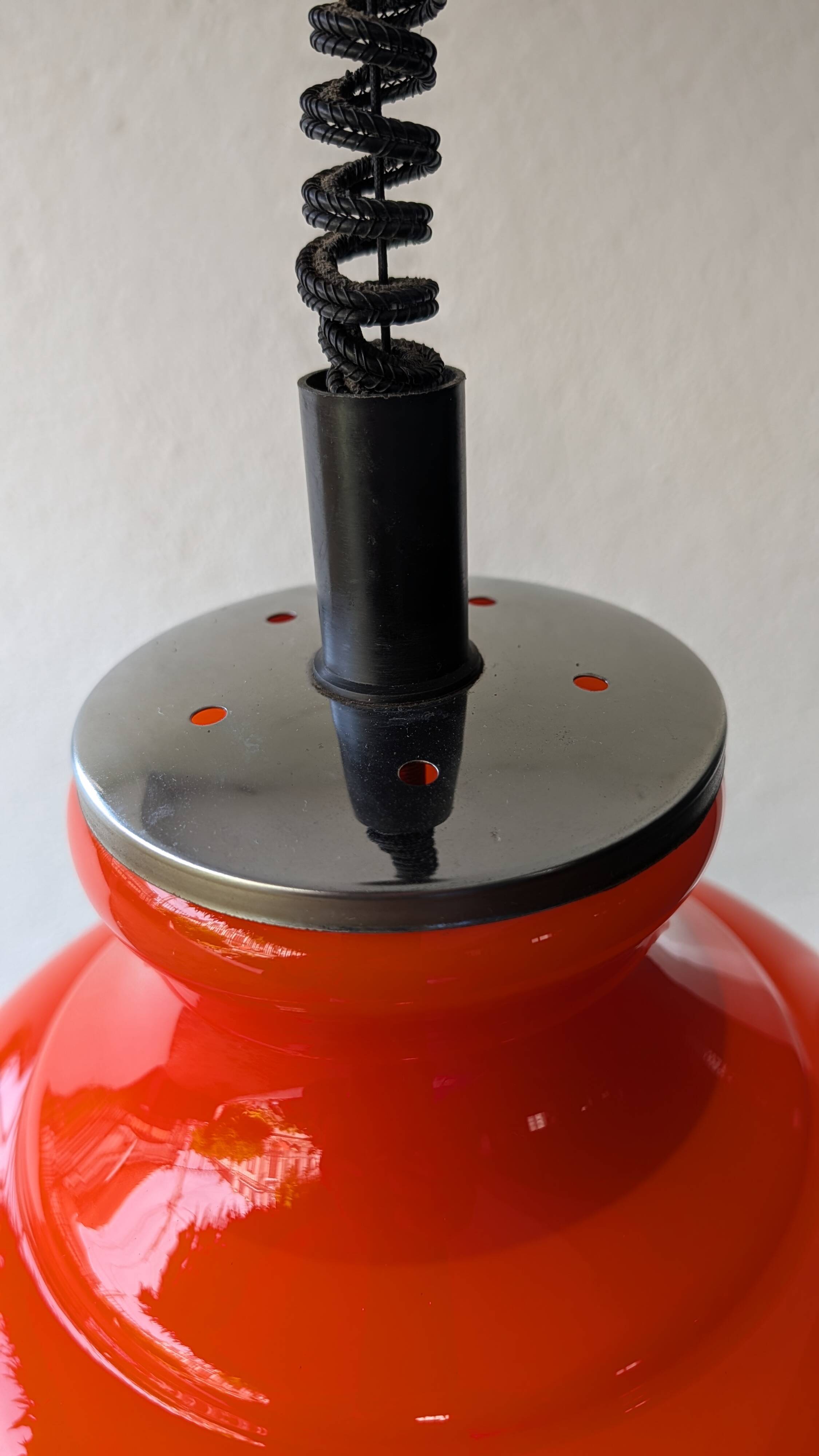 Suspension drop-and-rise in orange opaline from the 1970s.