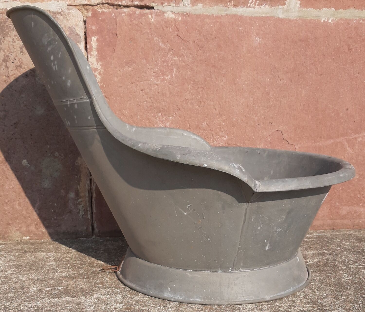 Zinc bathtub