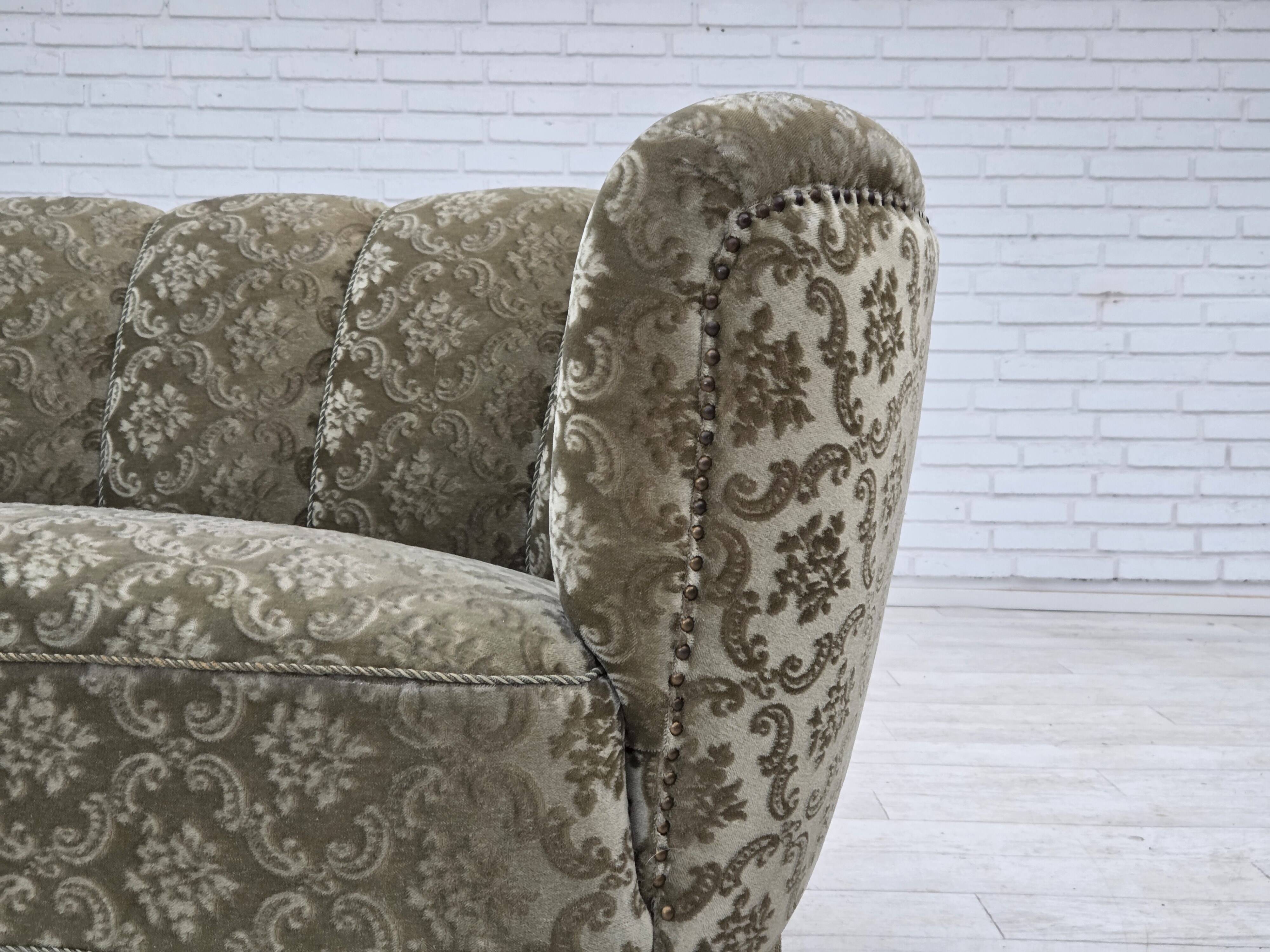 Canapé incurvé 2 places danois des années 1960, revêtement en velours vert clair.