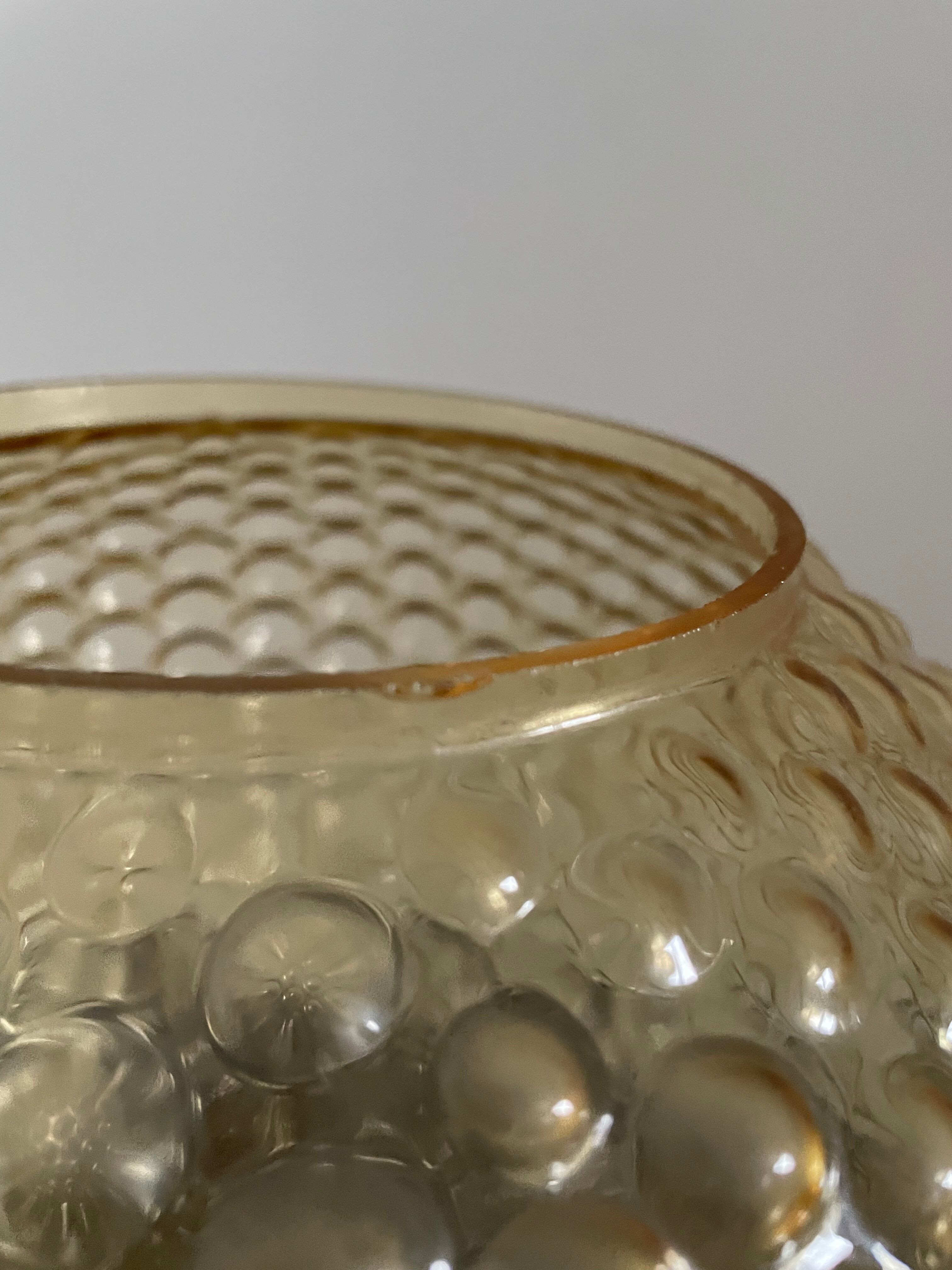 Globe suspension with large bubbles