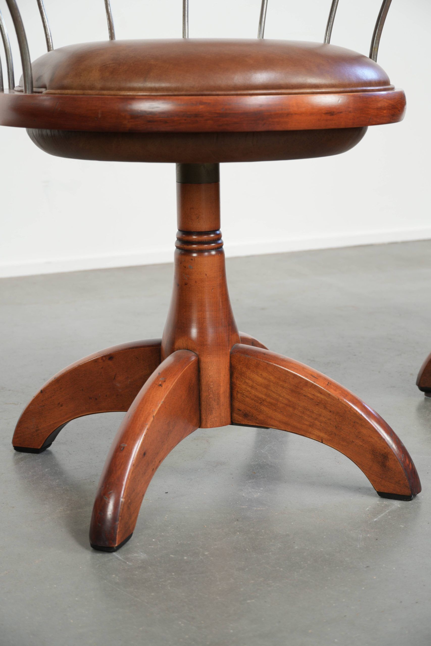 Ensemble de 3 chaises de bureau / de côté pivotantes avec un siège en cuir de vache couleur cognac.