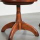 Ensemble de 3 chaises de bureau / de côté pivotantes avec un siège en cuir de vache couleur cognac.