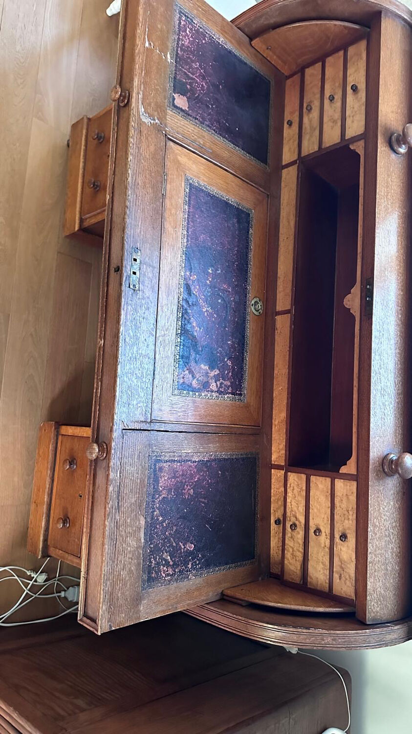 Beautiful vintage 20th-century American cylinder desk and its chair.
