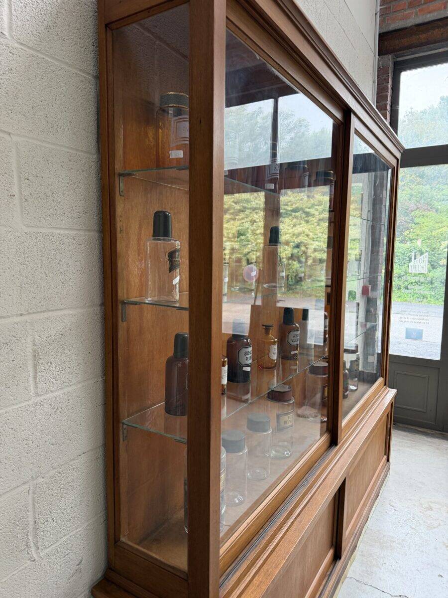 Ancienne vitrine de pharmacie