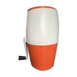 Apparatus for making crushed ice