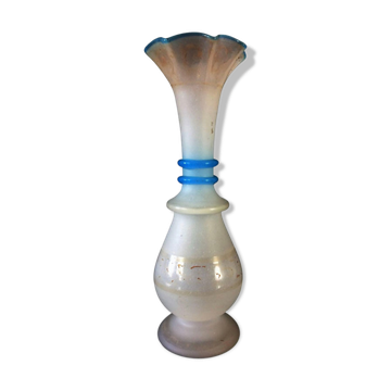 Vase soliflor du 19ème siècle en opaline blanche et bleue