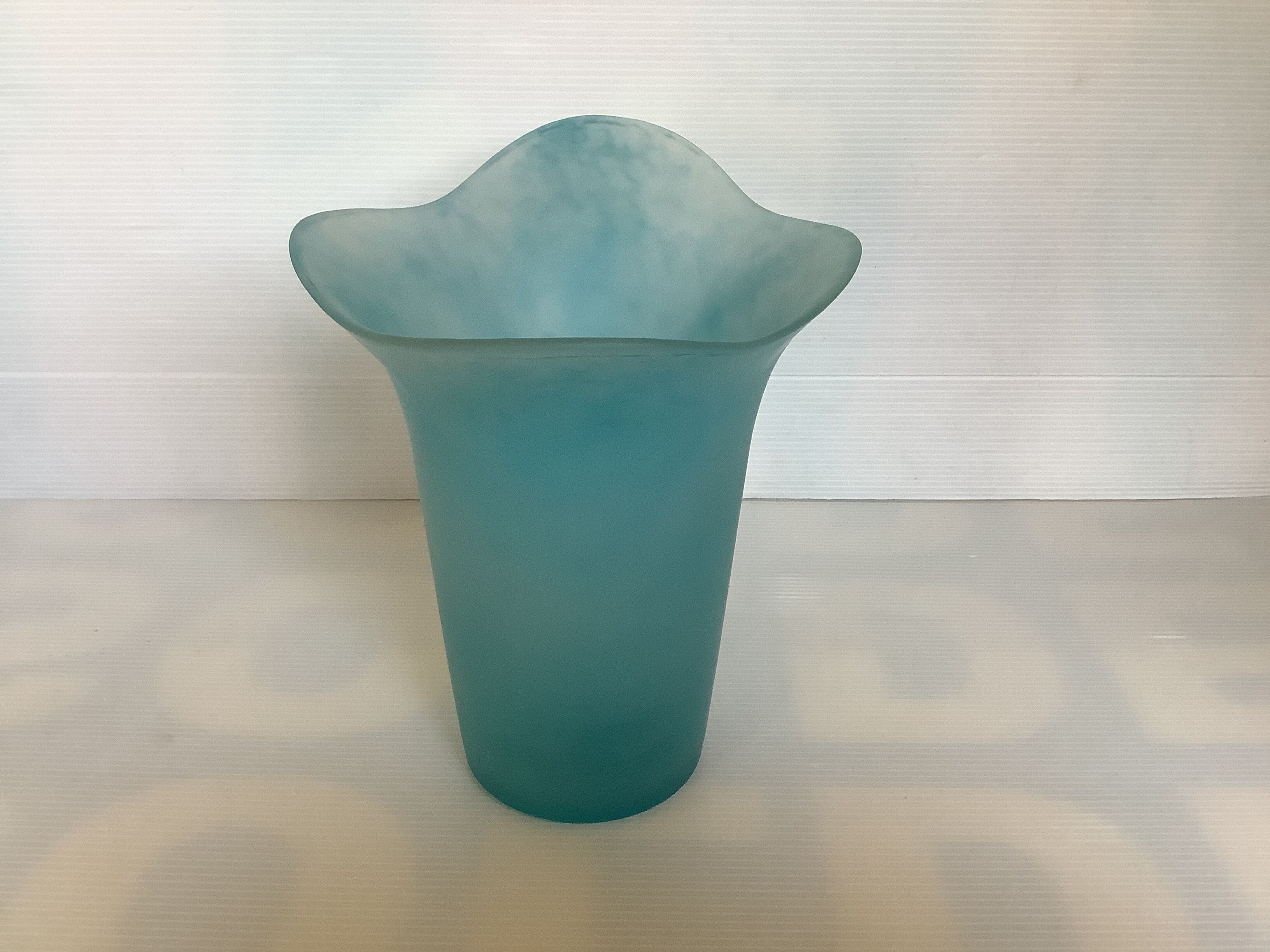 Vase corolla blue glass paste
