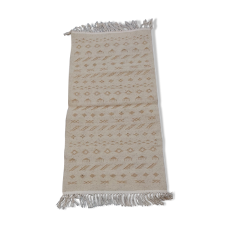 White and brown bed down carpet 122x62cm