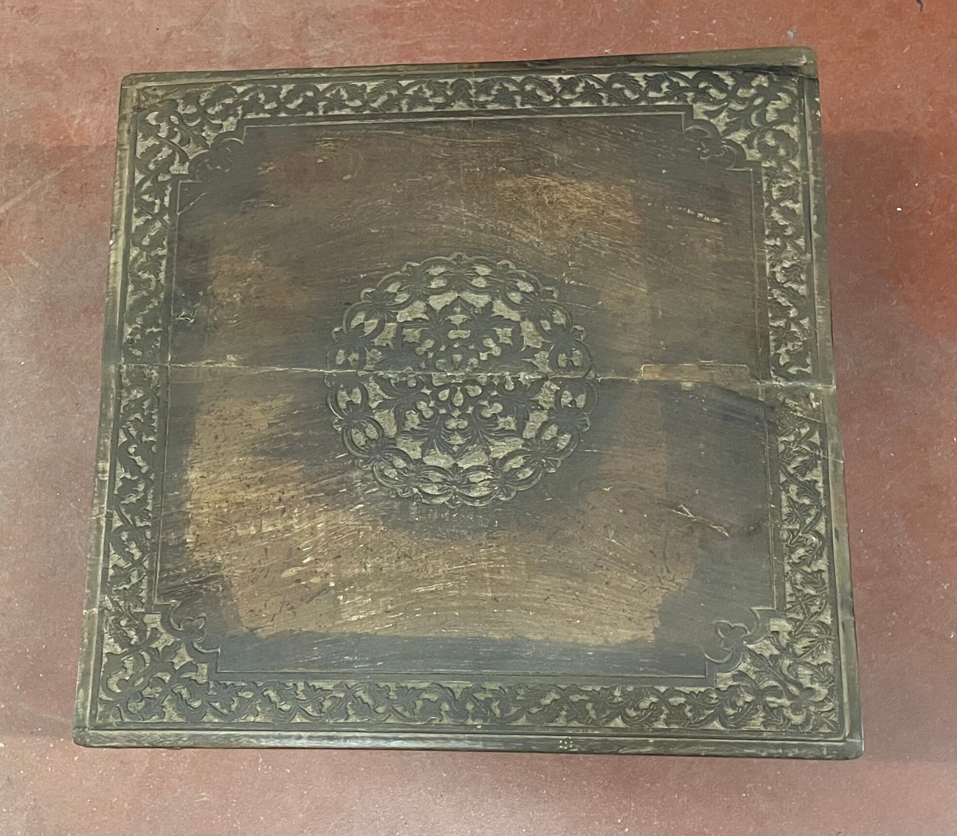 Ancient india square coffee table in solid teak wood decorated with a rosette