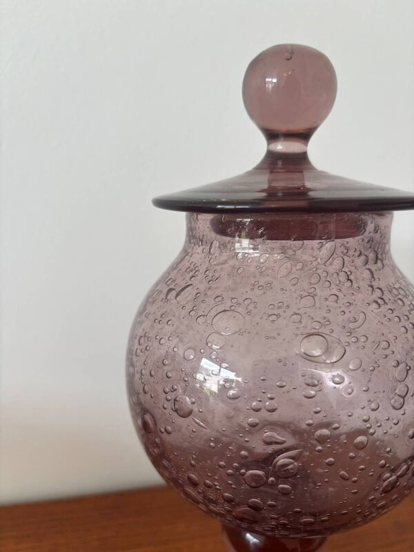 Bonbonnière en verre soufflé bullé violet, style Biot